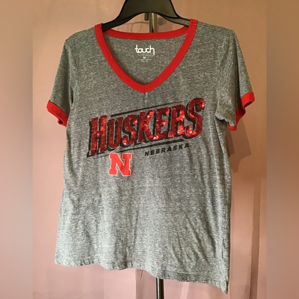 Huskers t-shirt tee medium women sparkling Alyssa Milano Touch stadium